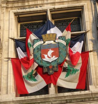 Lindependantdu4e_hoteldeville_drapeau_libanais_IMG_2065